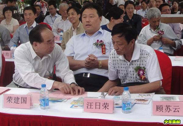 两位领导交流真投入.jpg