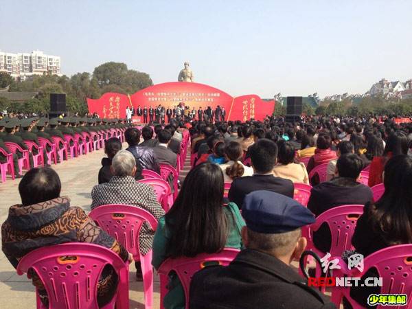 (《毛泽东“向雷锋同志学习”题词发表五十周年》邮票全国首发式现场。)