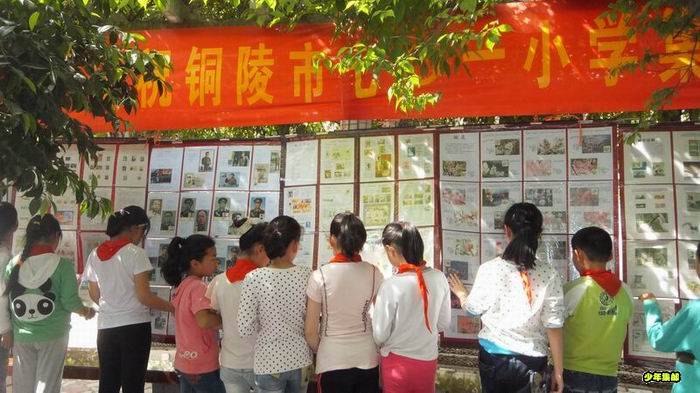 学生参观2.jpg