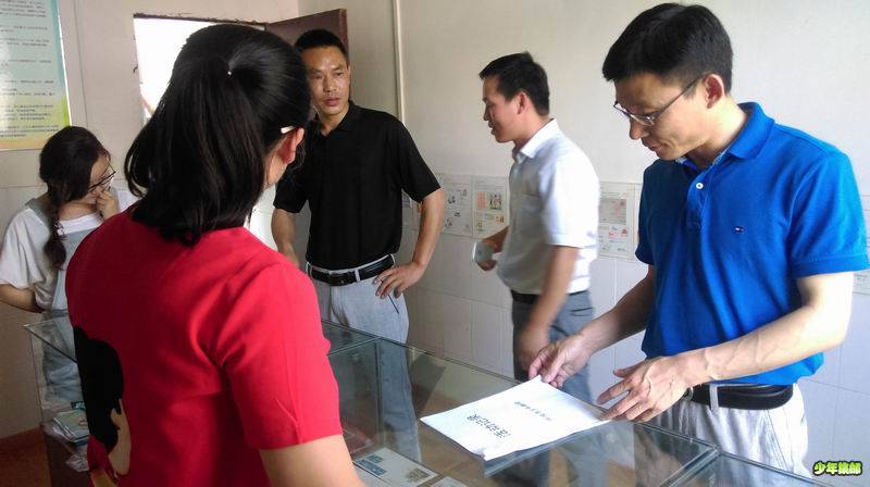 王总参观学校少年邮局工作室.jpg