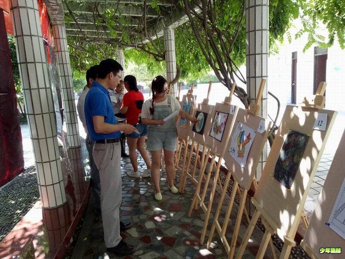 王总参观学生邮票设计作品.jpg