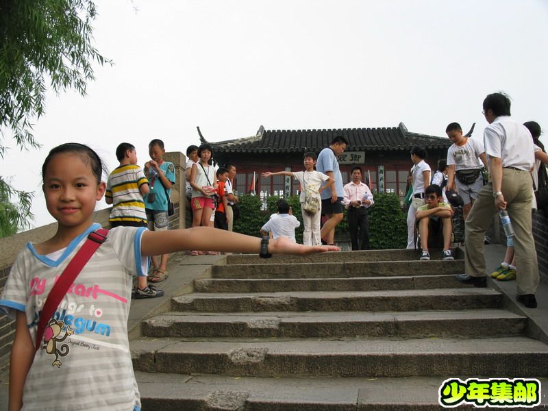 吕逸灵：手上站小人.jpg